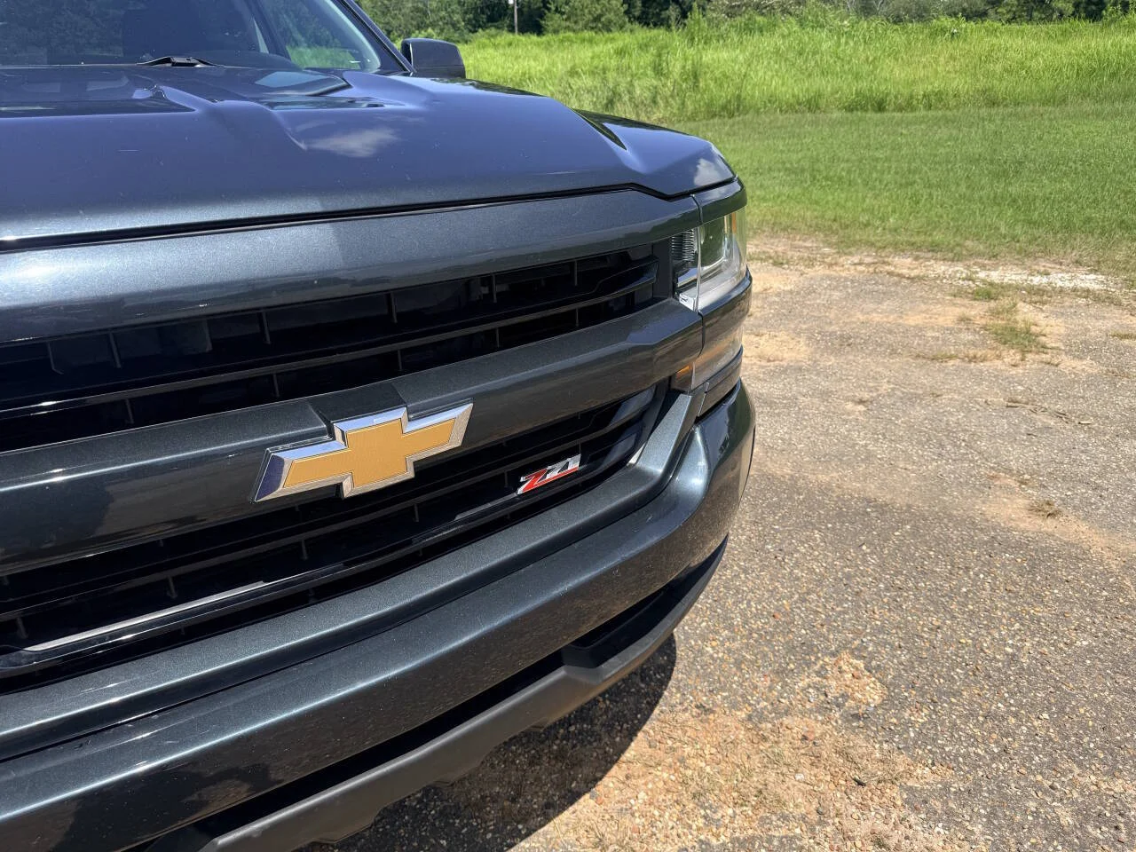 Used 2018 Gray Chevrolet LT Z71 4x4 4dr Crew Cab 5.8 ft. SB image 9