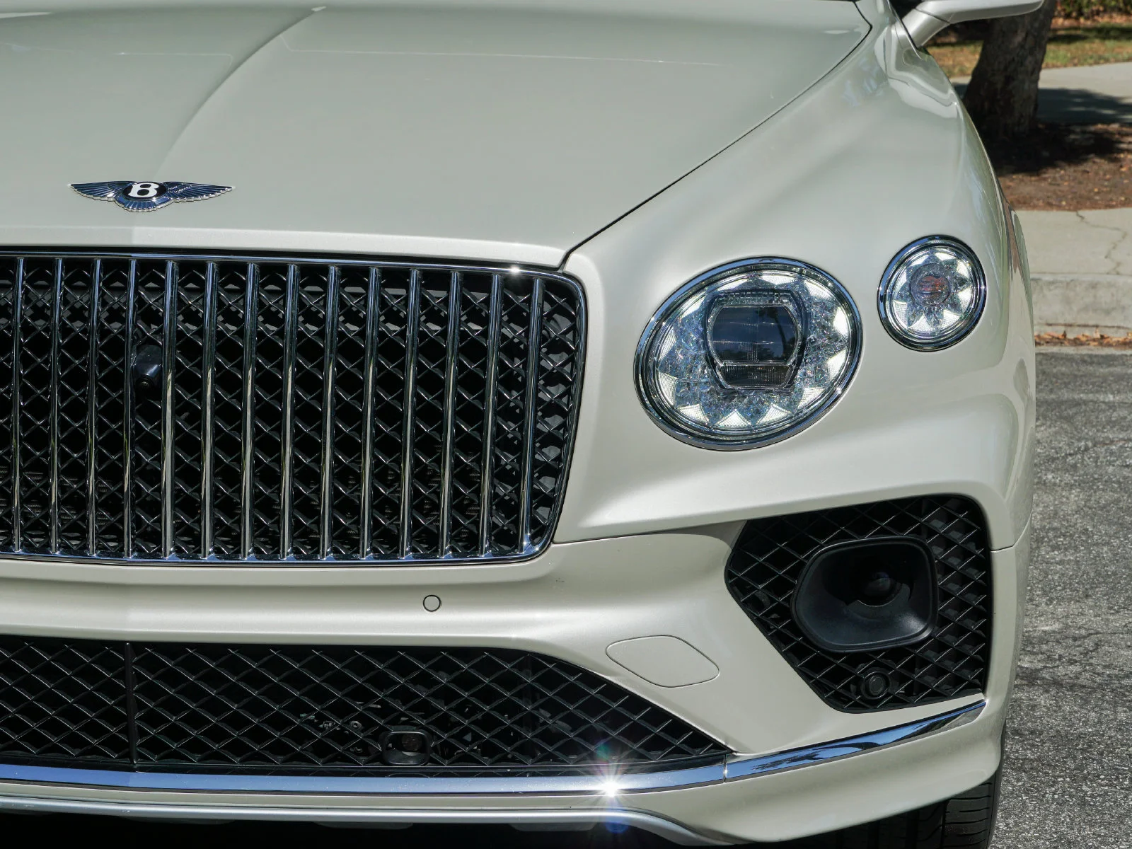 Certified Used 2023 White Sand by Mulliner Bentley  image 27