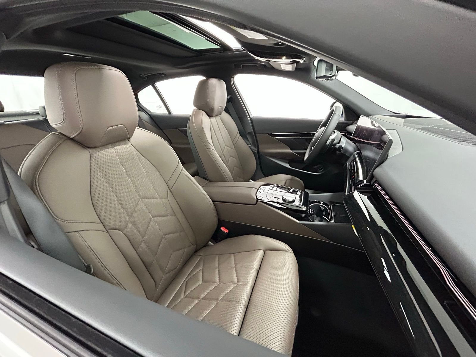 New 2026 Phytonic Blue Metallic BMW 530i xDrive image 42