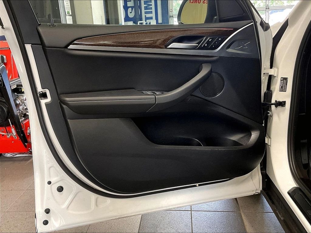 Used 2022 White BMW xDrive30i image 9