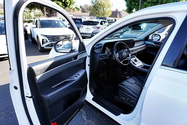 Used 2025 White Hyundai SEL image 35