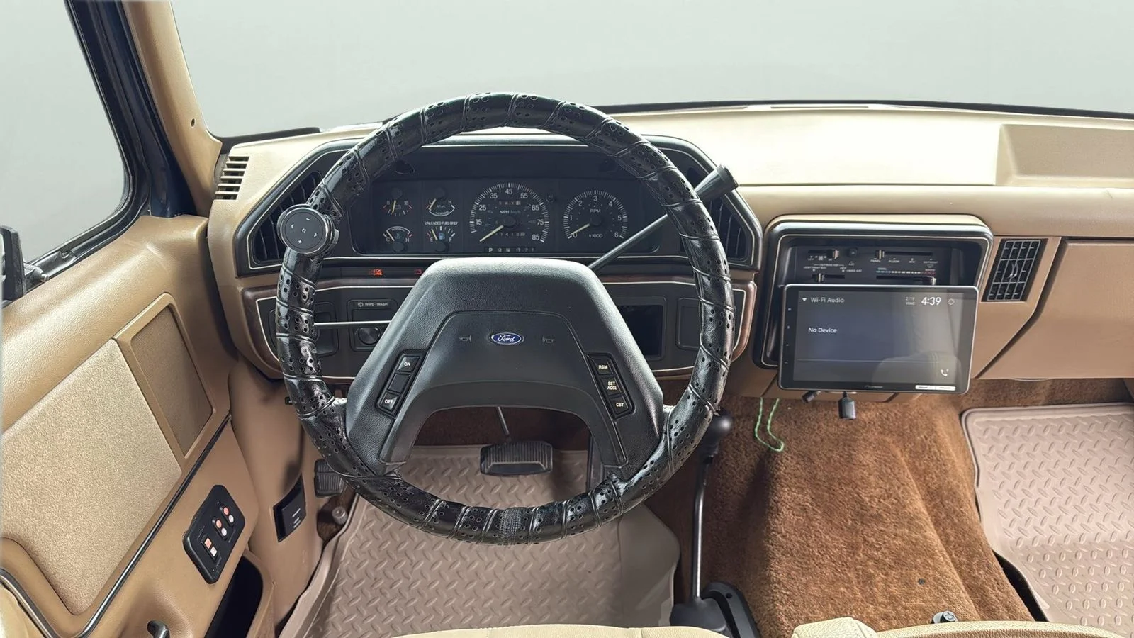 Used 1988  Ford XLT image 32
