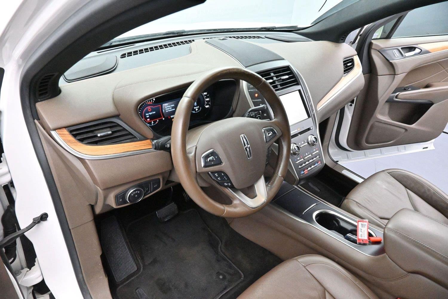 Used 2015 White Platinum Metallic Tri-Coat Lincoln FWD 4dr image 13
