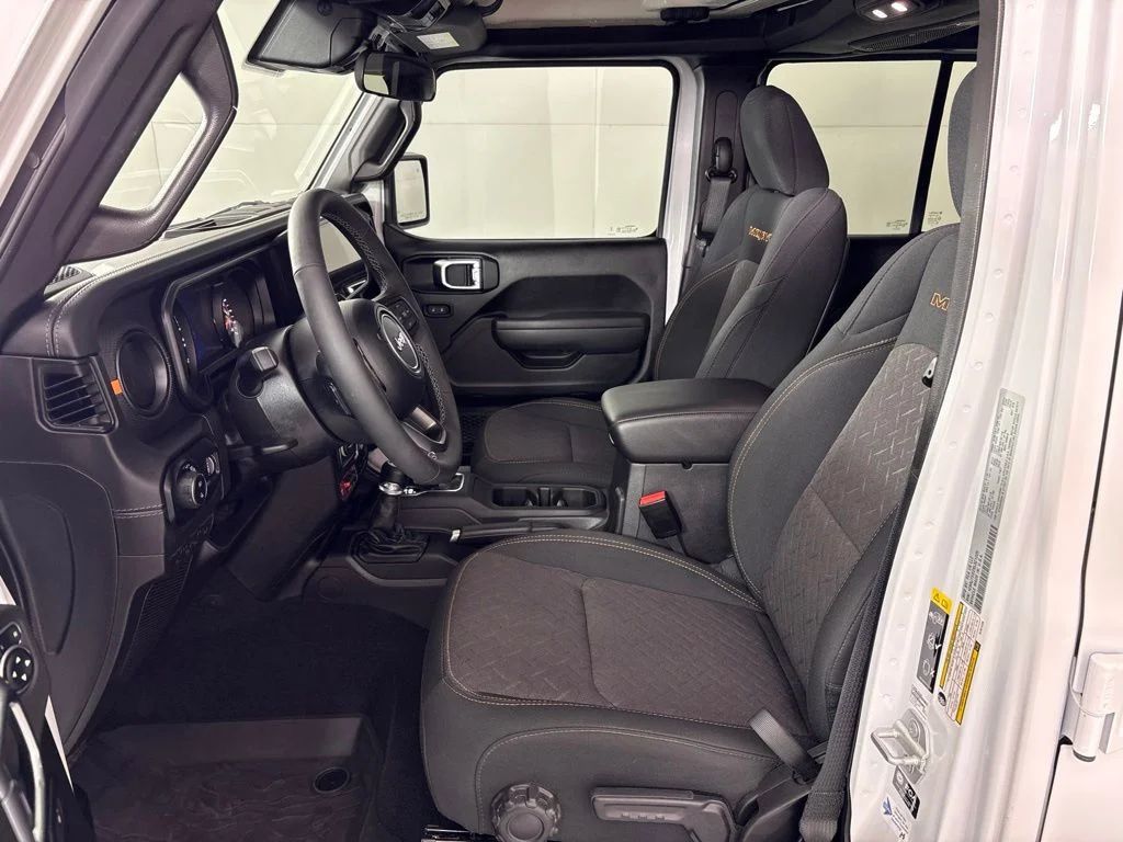 Used 2025 White Jeep Mojave image 28