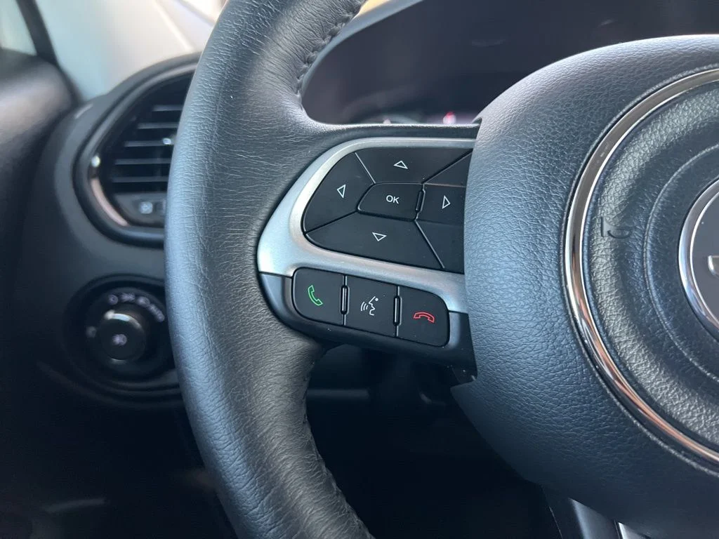 Used 2023 White Jeep Altitude image 38