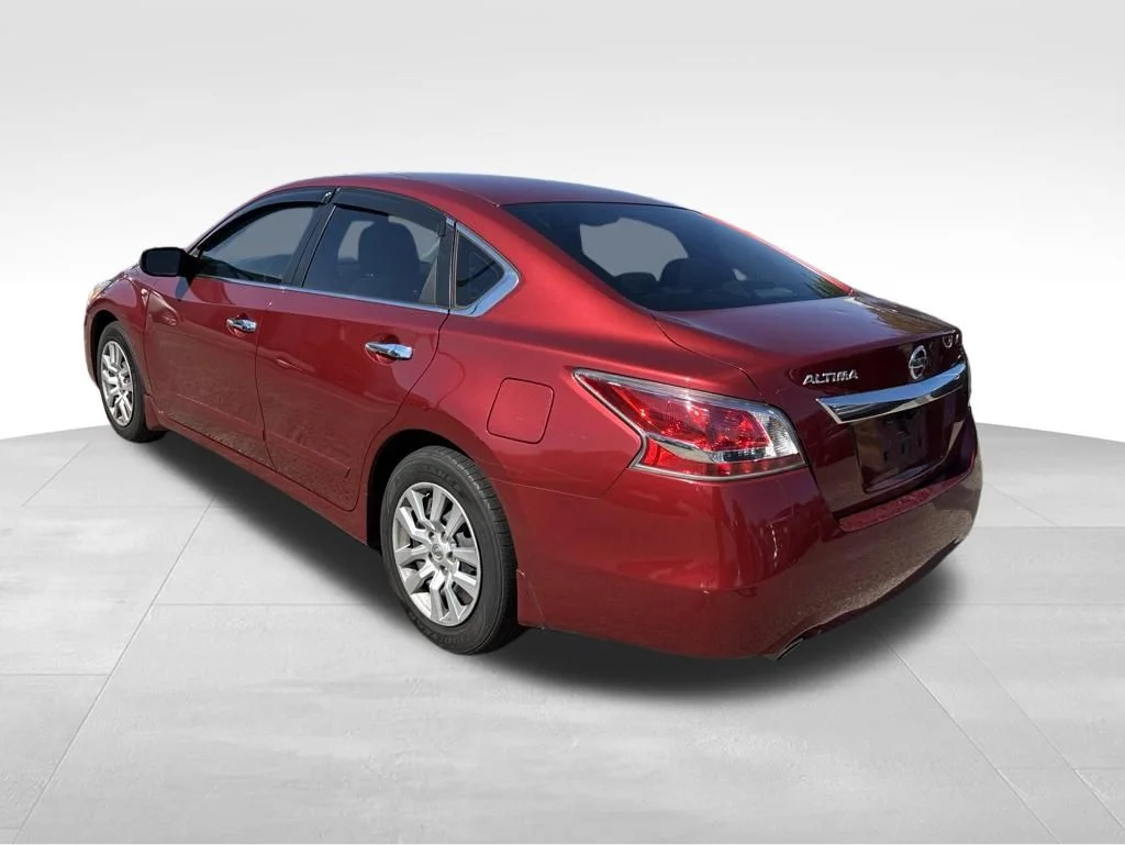 Used 2015 Red Nissan 2.5 S image 3
