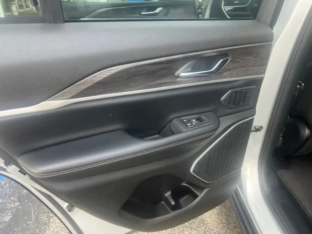 Used 2024 Silver Jeep 4xe image 24