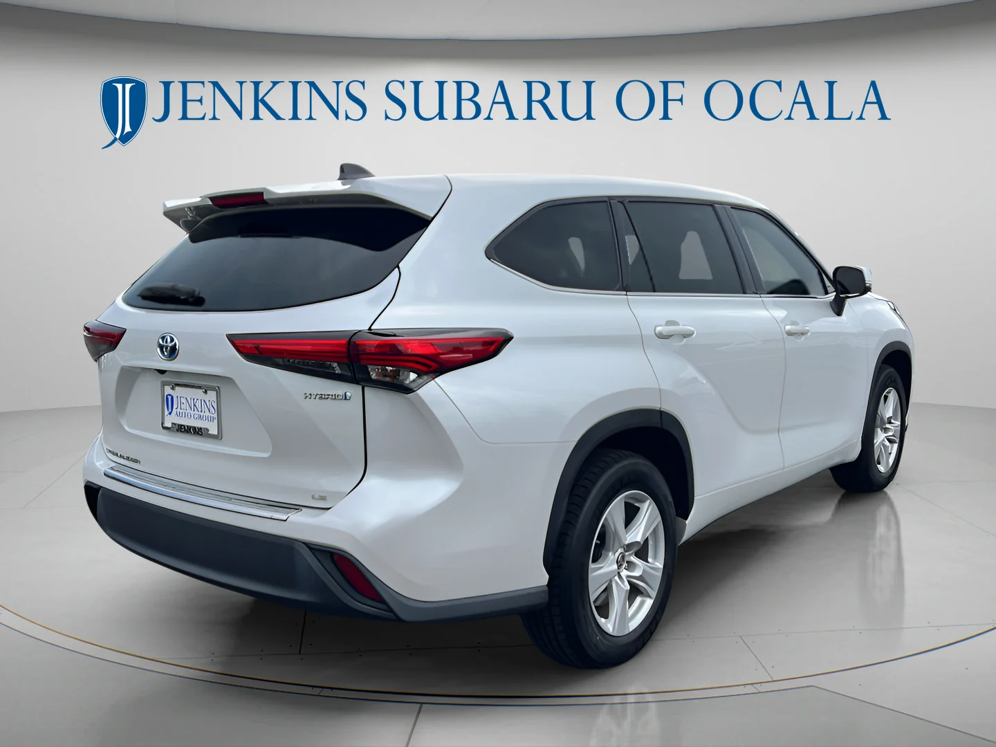 Used 2022 Pearl Toyota Hybrid LE image 3