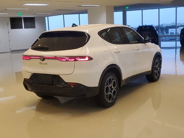 Used 2025 Milano White Alfa Romeo Base image 10