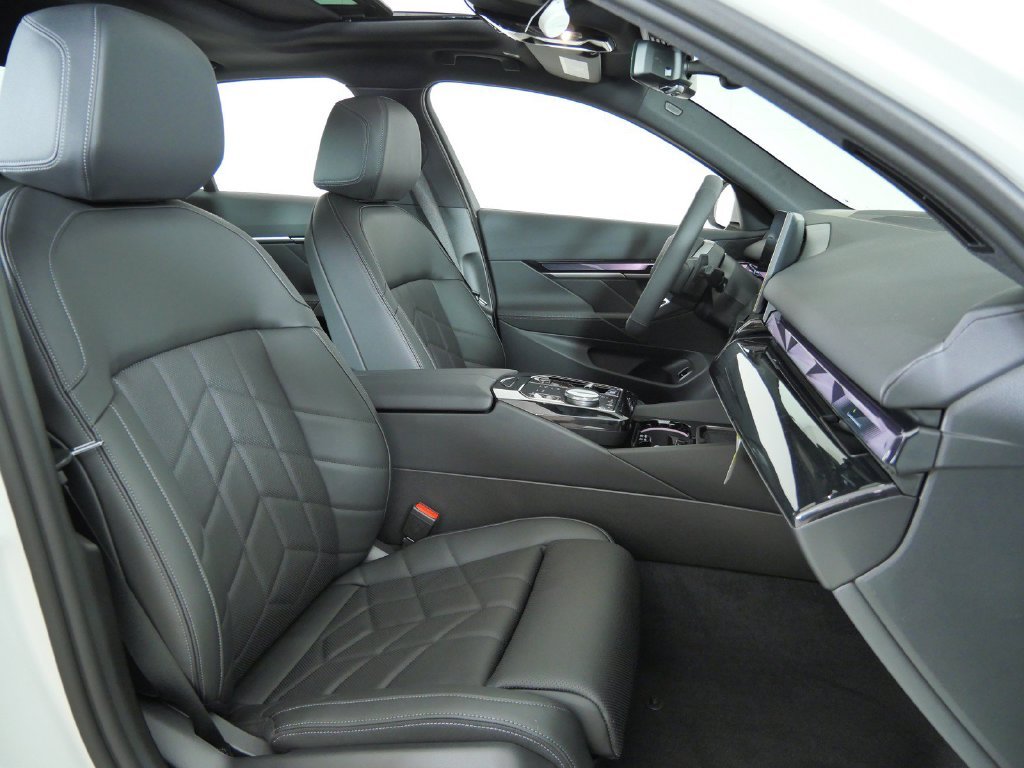 New 2027 Alpine White BMW 530i xDrive image 21