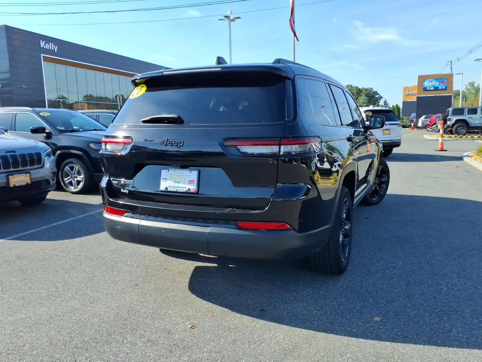 Used 2021 Diamond Black Crystal P/C Jeep Altitude image 8