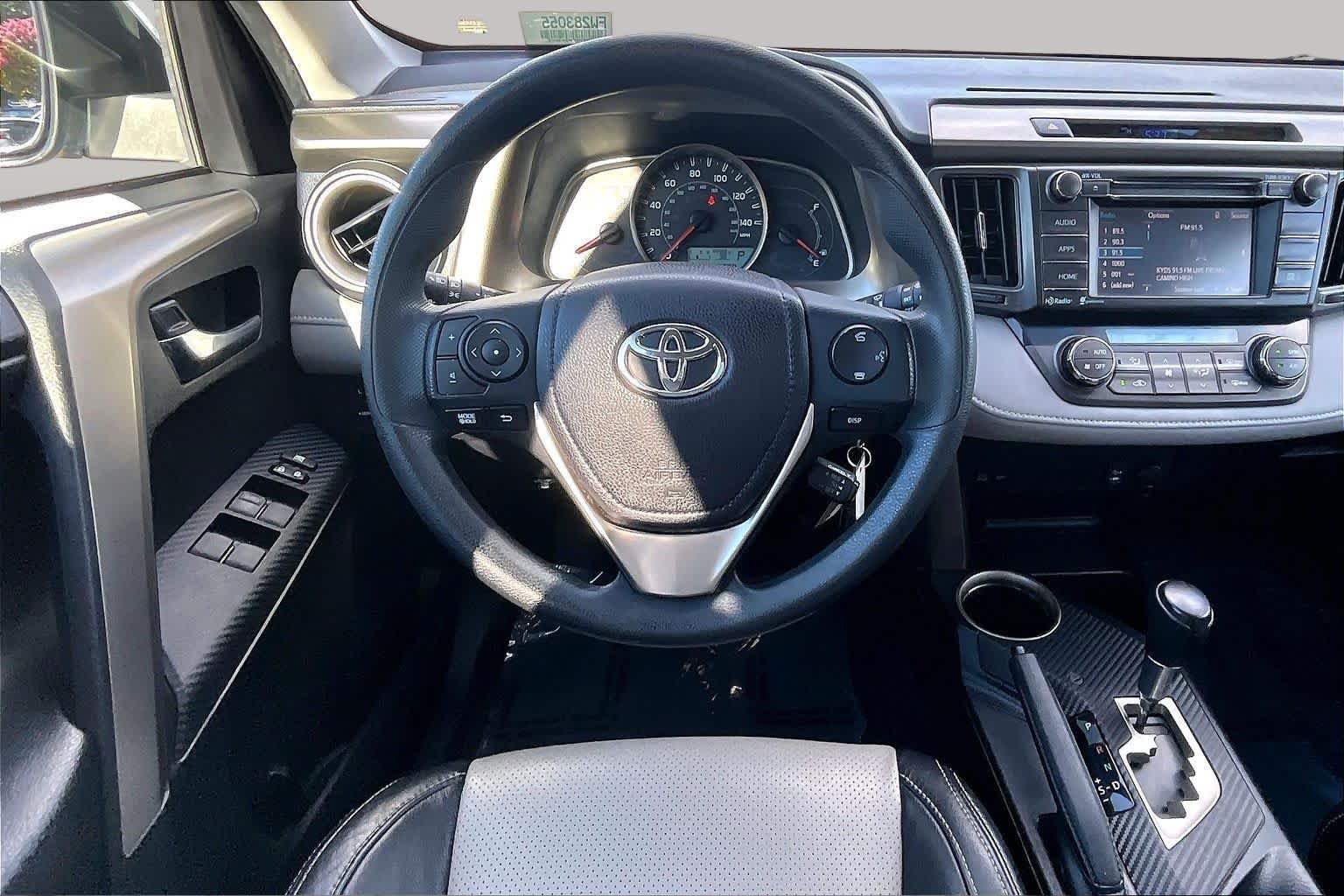 Used 2015 Classic Silver Metallic Toyota XLE image 5