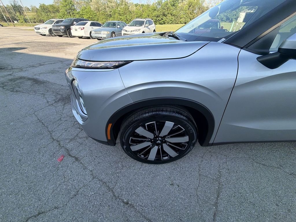 New 2026 Silver Mitsubishi SE image 10