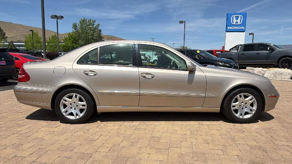 Used 2005  Mercedes-Benz E 320 image 2