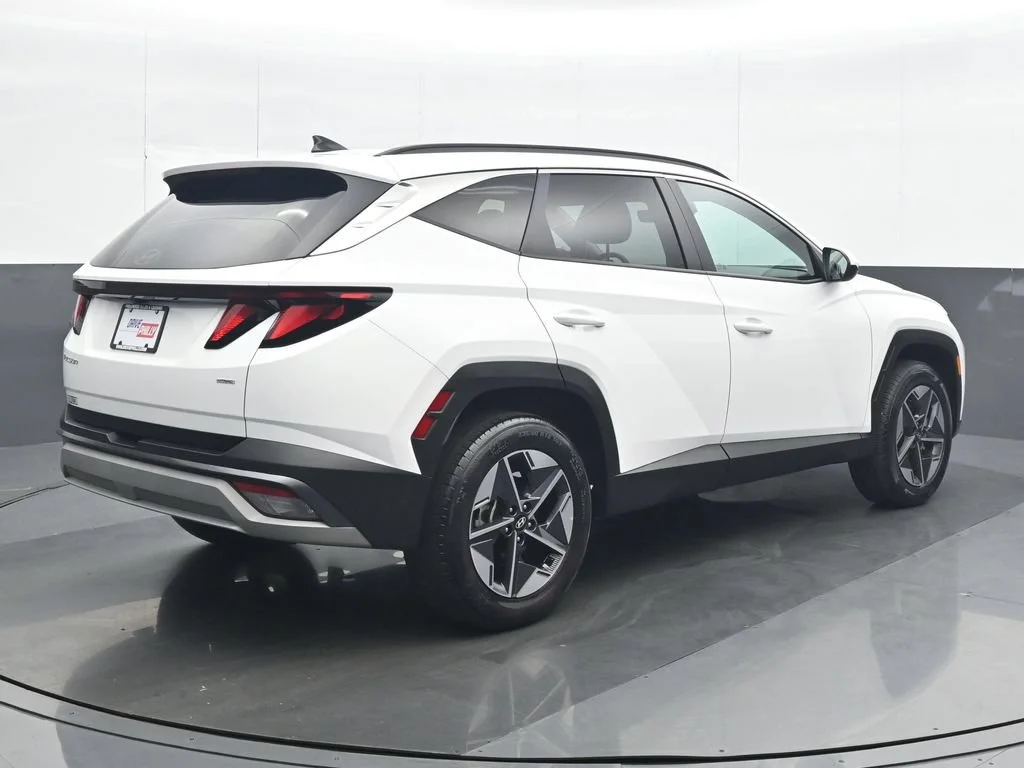 Used 2025 White Hyundai SEL image 6