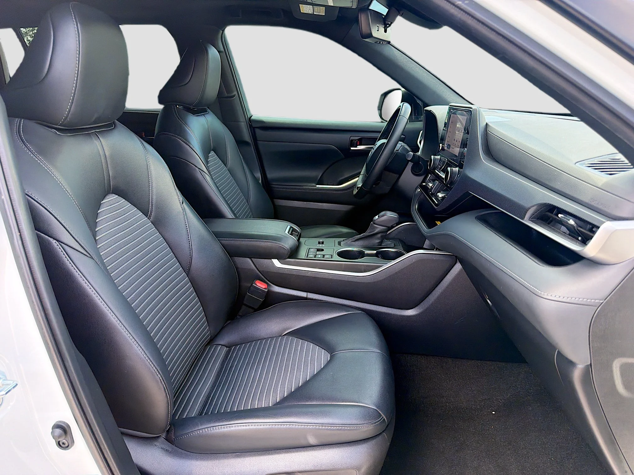 Used 2023 Pearl Toyota XSE image 15