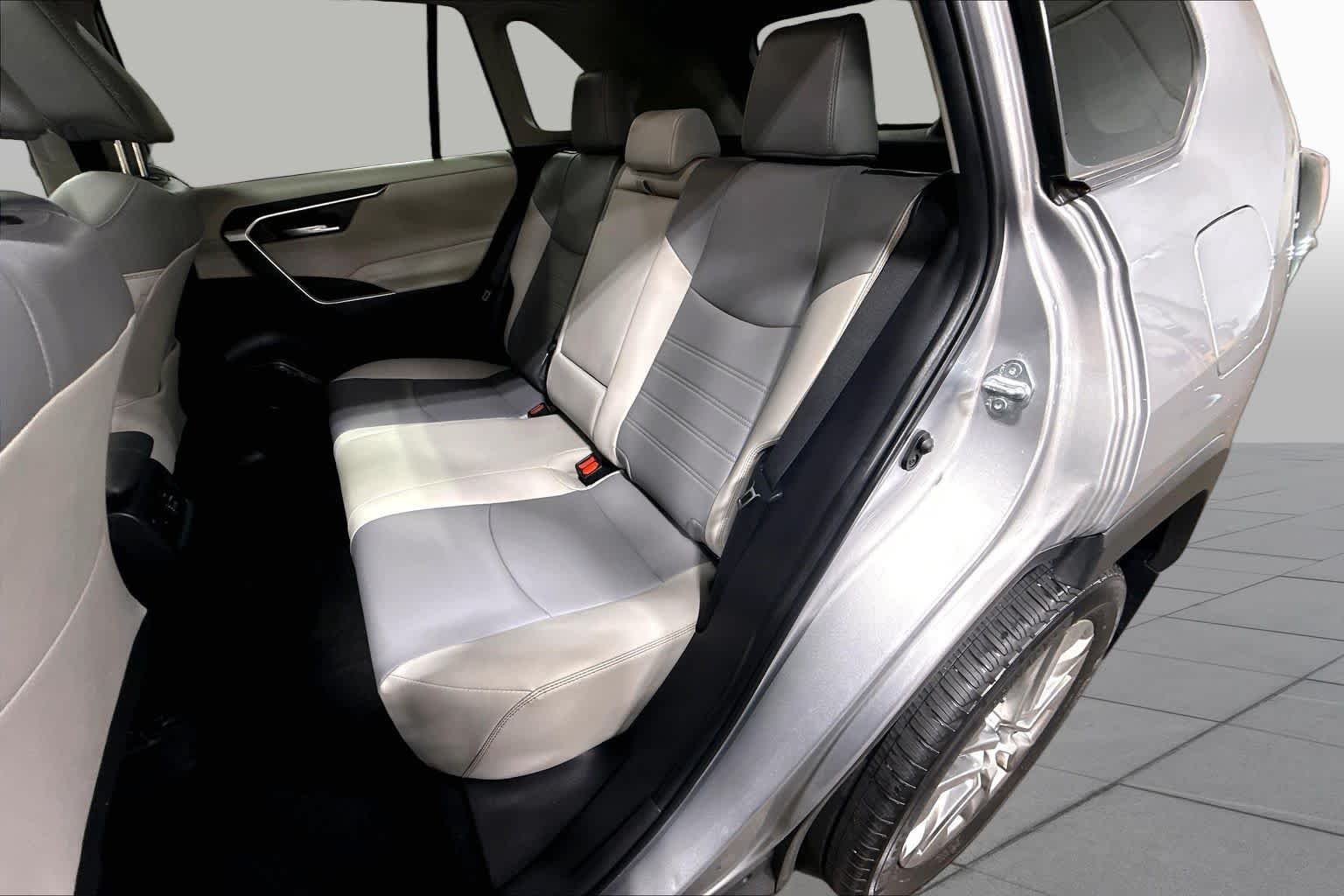 Used 2023 Silver Sky Metallic Toyota XLE Premium image 21