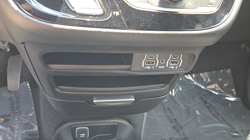 Used 2025 White Chrysler Select image 16