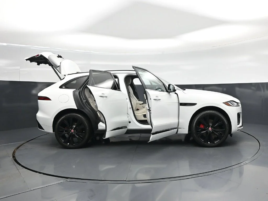 Used 2023  Jaguar P400 R-Dynamic S image 3