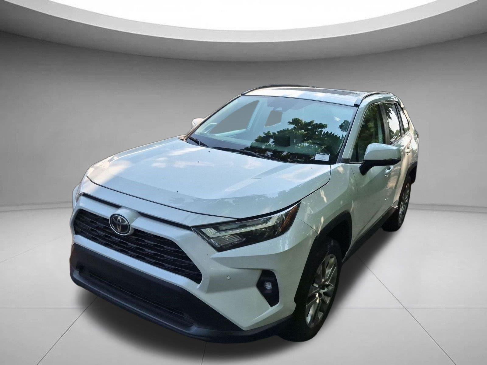 Used 2023 Wind Chill Pearl Toyota XLE Premium image 1