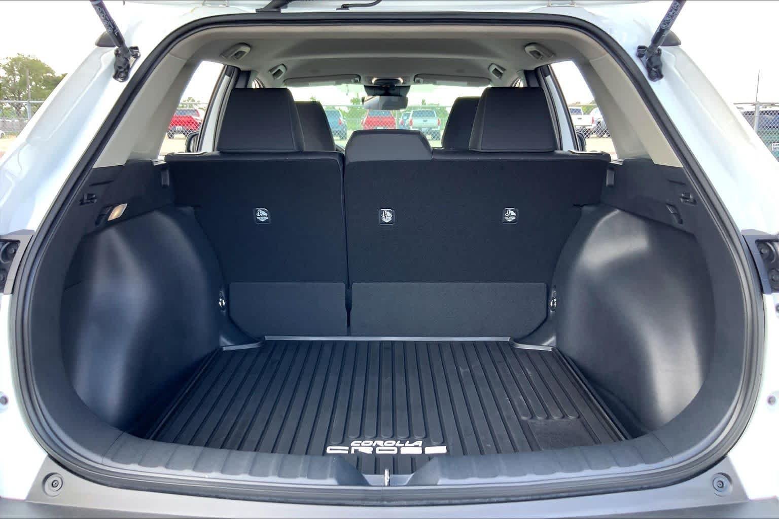 Used 2026 Wind Chill Pearl Toyota LE image 34