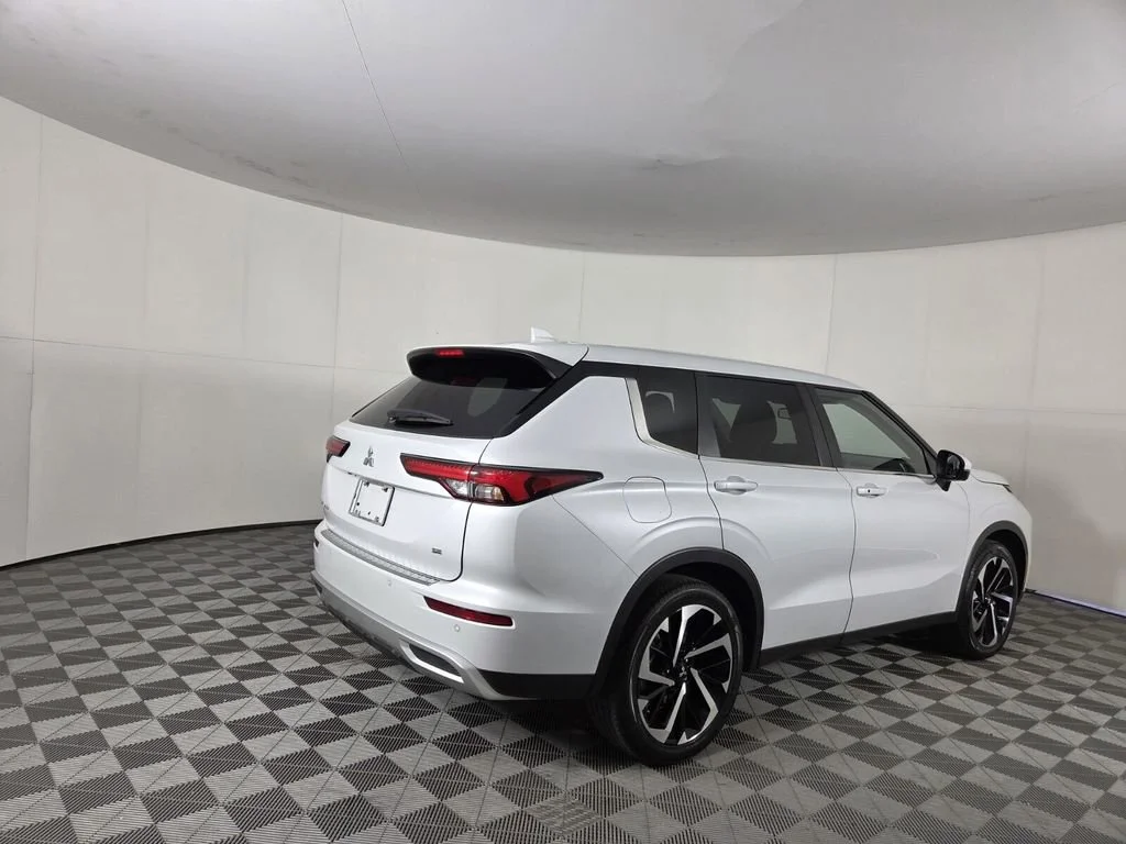 Used 2024 White Mitsubishi SE Black Edition image 7