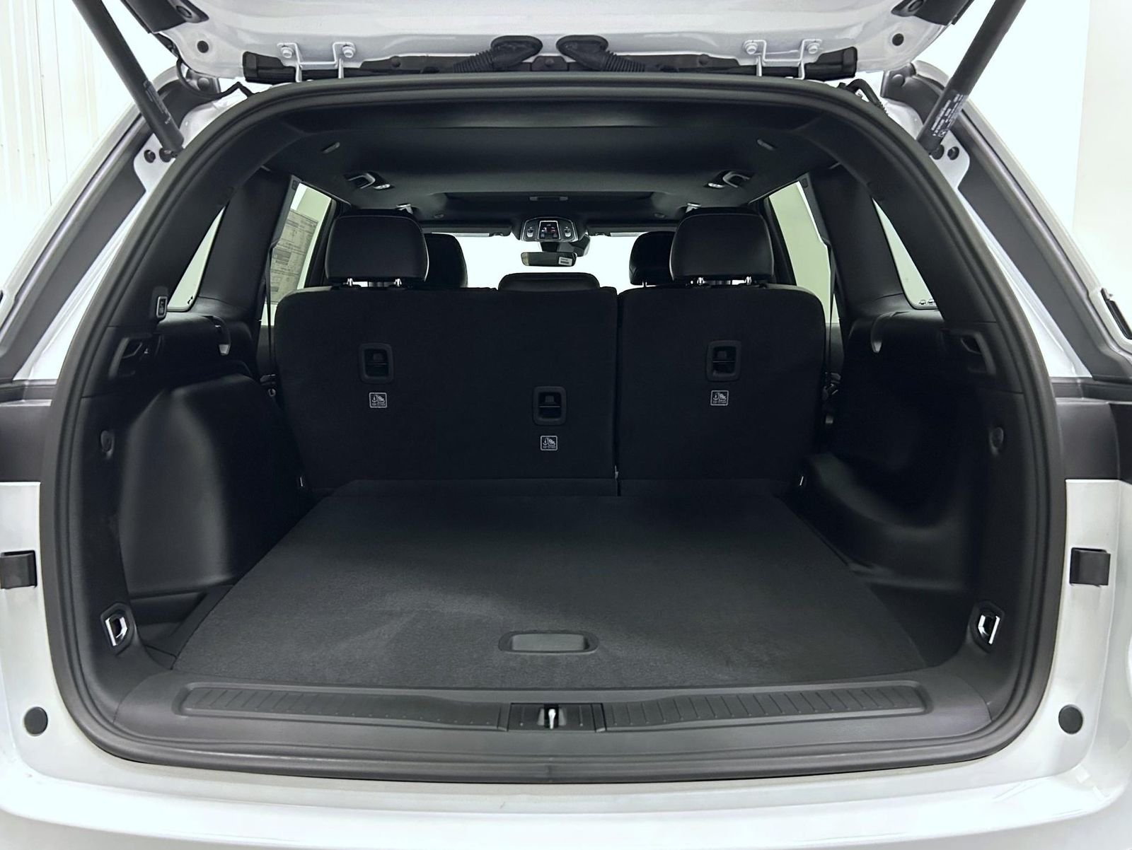 New 2026 Bright White Clear-Coat Exterior Paint Jeep Altitude image 21