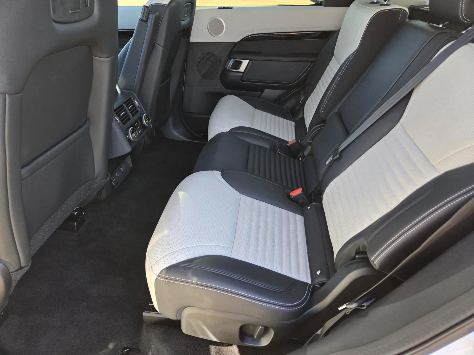Certified Used 2025 Fuji White Land Rover S image 18