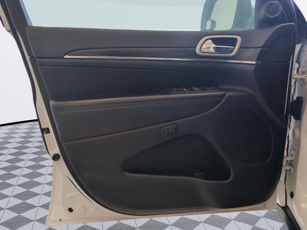 Used 2020 Bright White Clearcoat Jeep Limited image 9