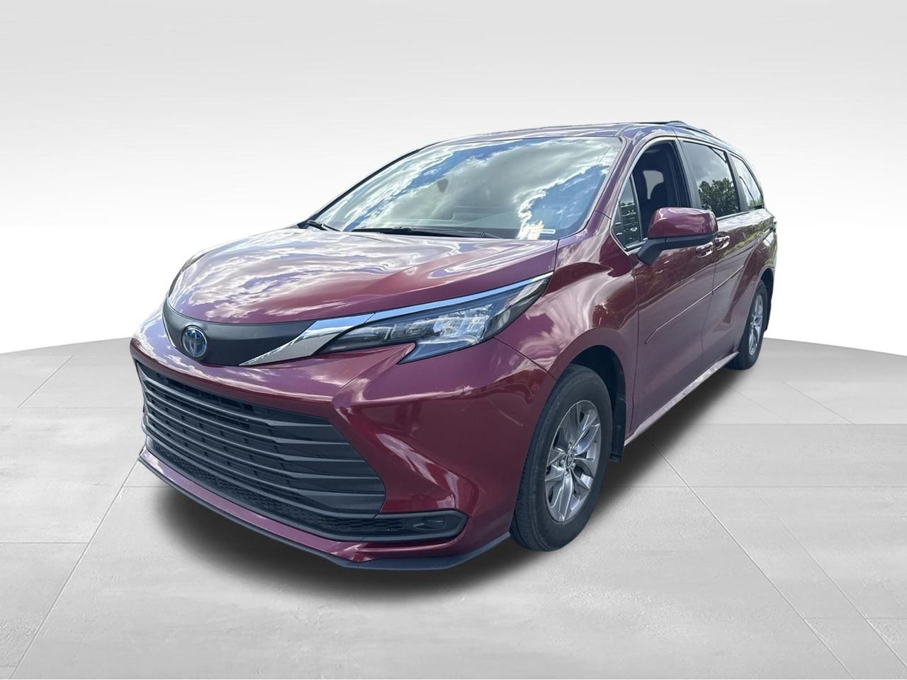2025 Toyota Sienna LE 8-Passenger Hybrid FWD's photo