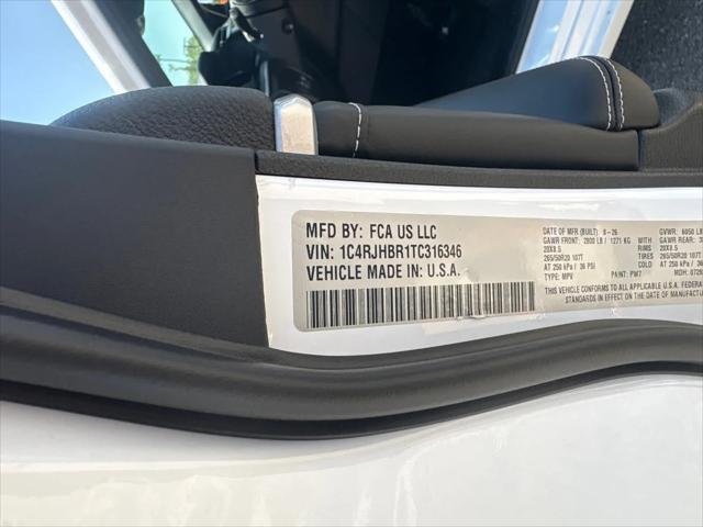 New 2026 Bright White Clear-Coat Exterior Paint Jeep Limited Reserve image 31