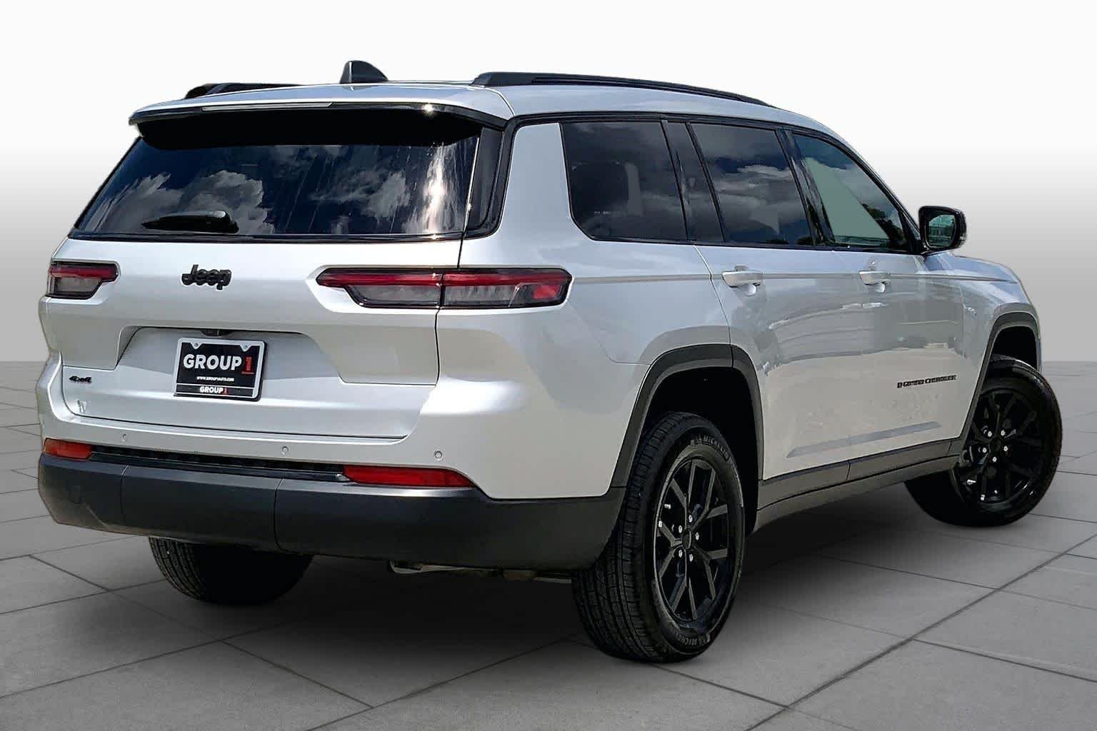 Used 2025 Silver Zynith Jeep Altitude X image 13
