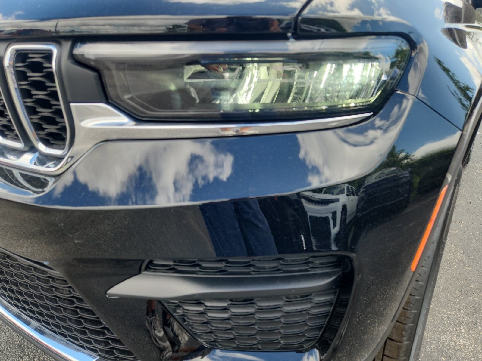 New 2026 Diamond Black Crystal Pearl-Coat Exterior Paint Jeep Laredo image 9