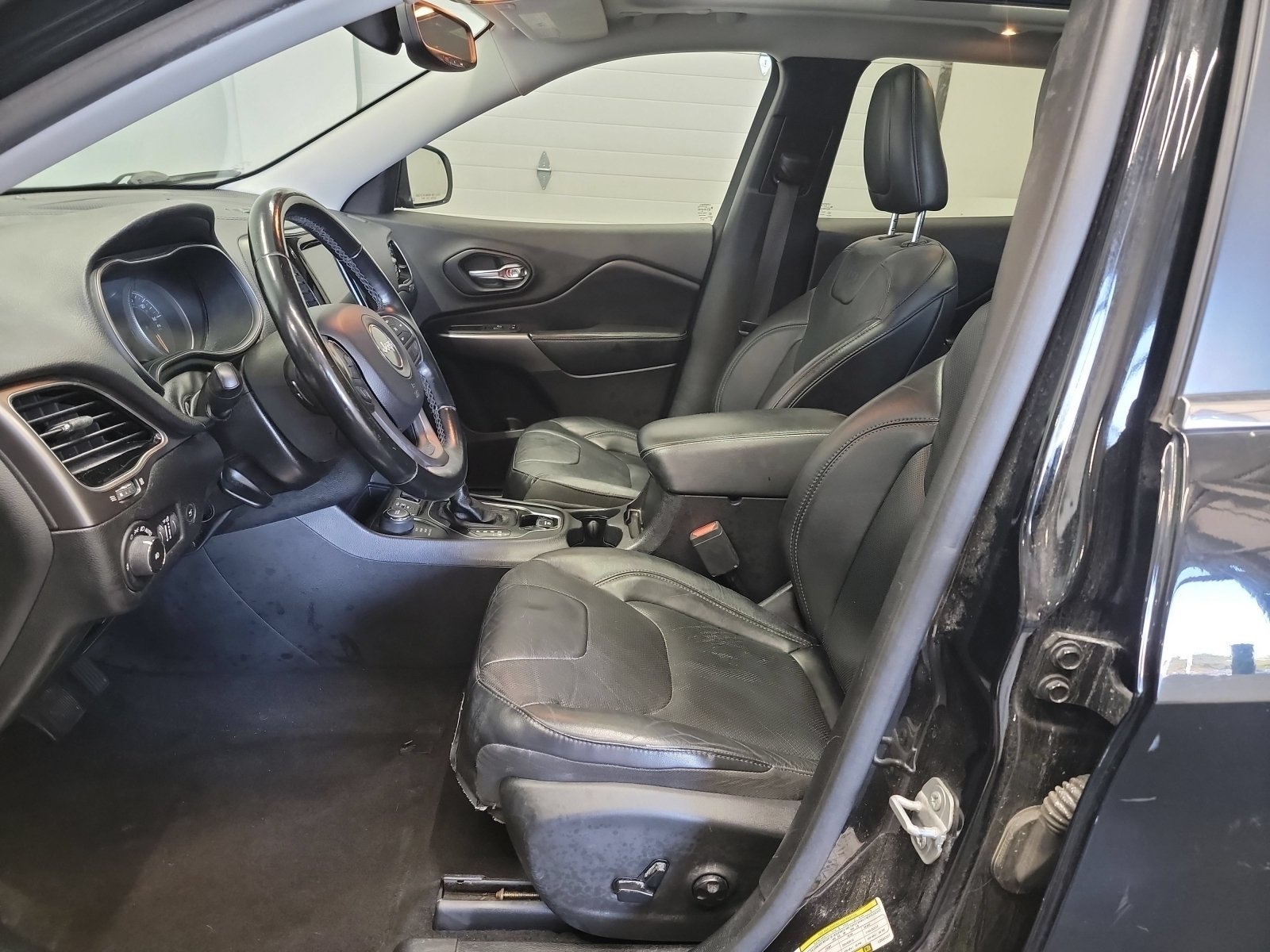 Used 2020 Diamond Black Crystal Pearlcoat Jeep Limited image 11