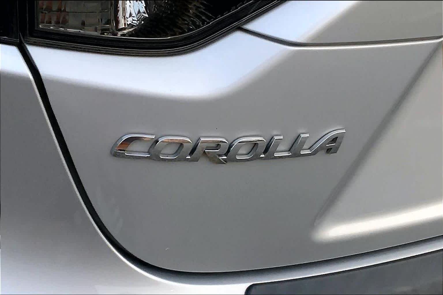 Used 2022 Classic Silver Metallic Toyota XSE image 30