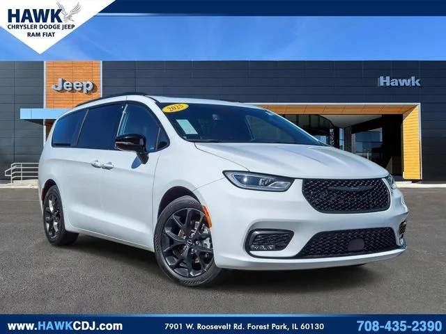 2025 Chrysler Pacifica Limited's photo
