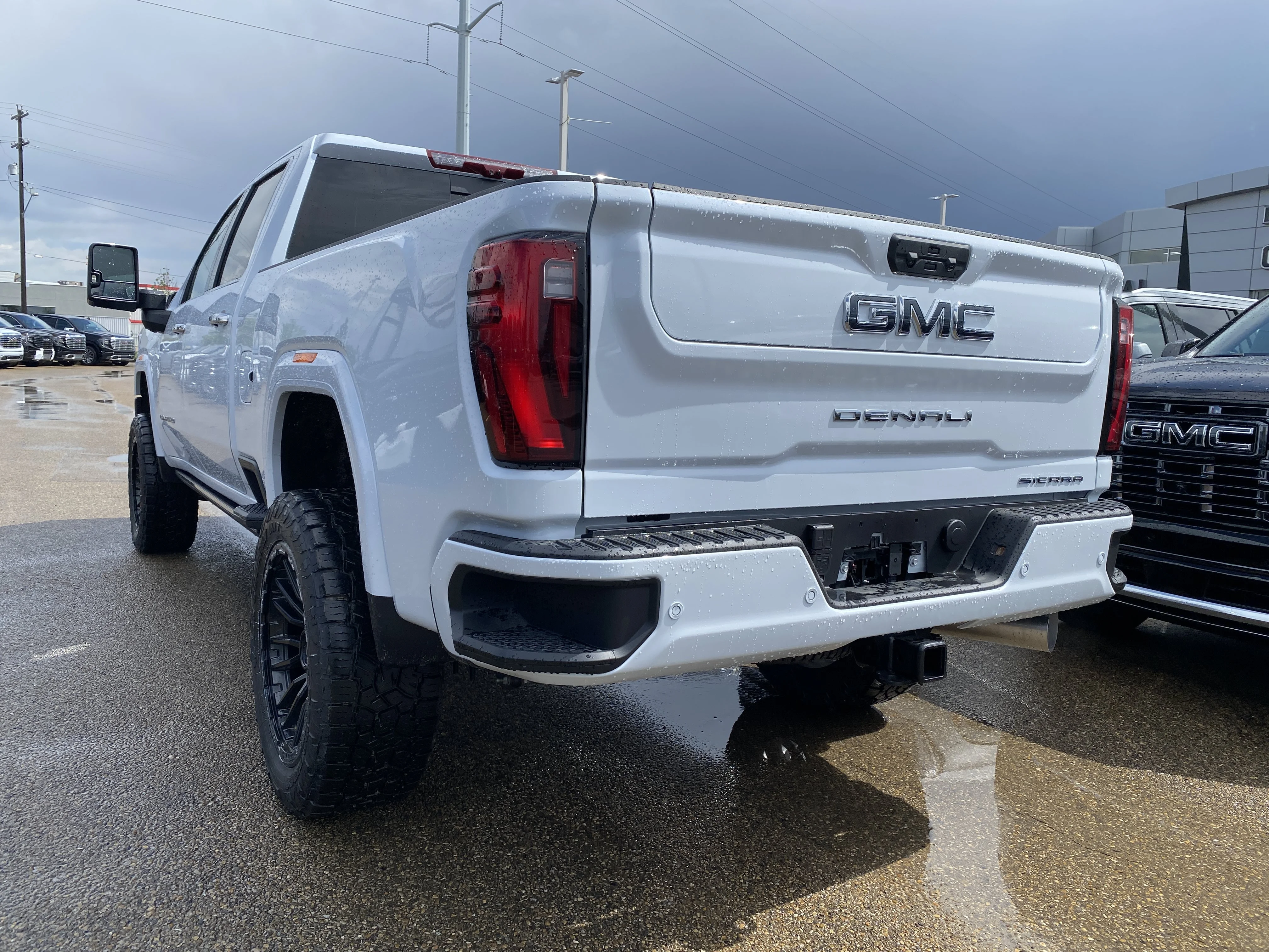 New 2026 GLACIER WHITE TRICOAT GMC Denali Ultimate image 4