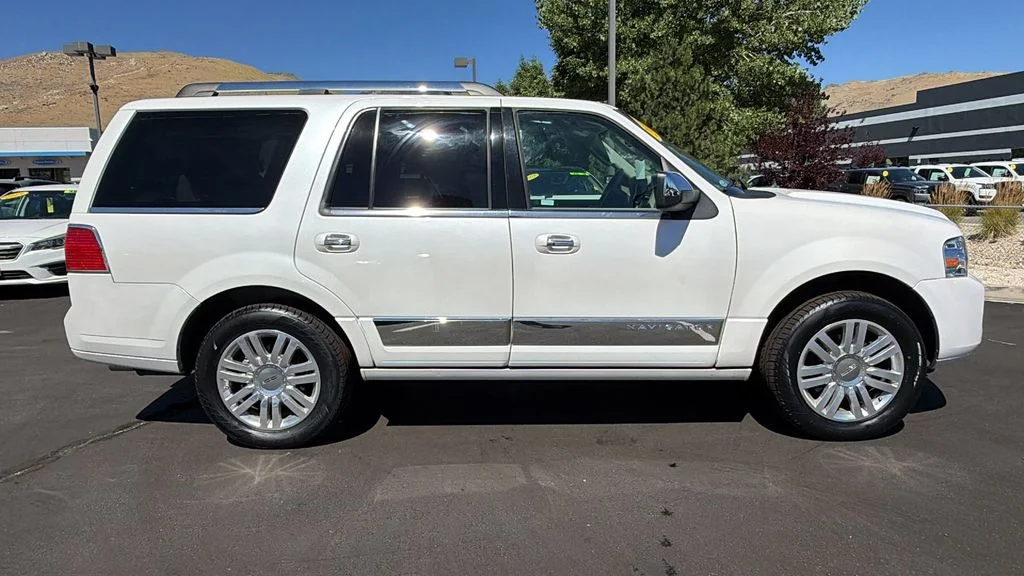 Used 2014 White Platinum Clearcoat Metallic Lincoln Base image 2
