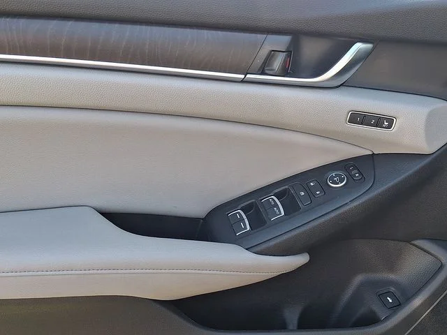 Used 2018 Silver Honda EX-L image 10