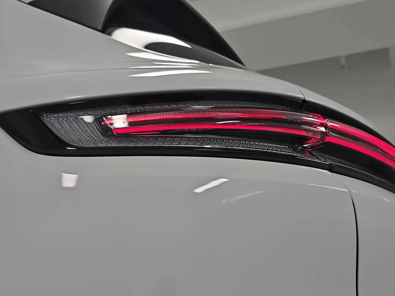 New 2026 Carrara White Metallic Porsche E-Hybrid image 30