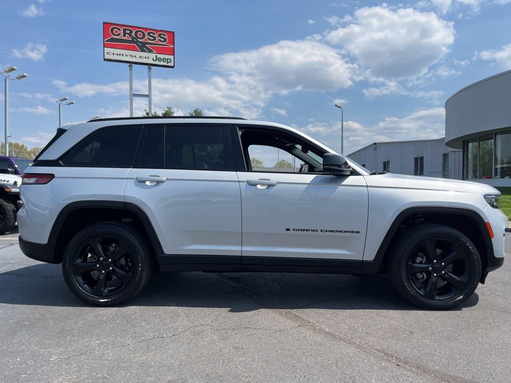 Used 2023 Silver Jeep Altitude X image 44
