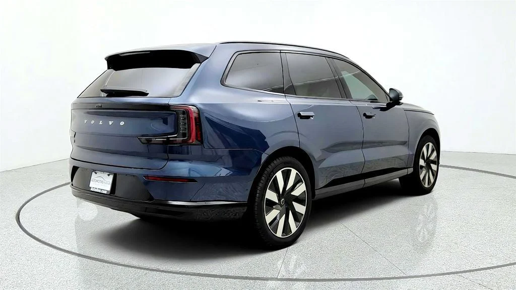 Used 2025 Denim Blue Metallic Volvo Twin Motor Plus 7-Seater w/ Tow Bar Hitch image 5