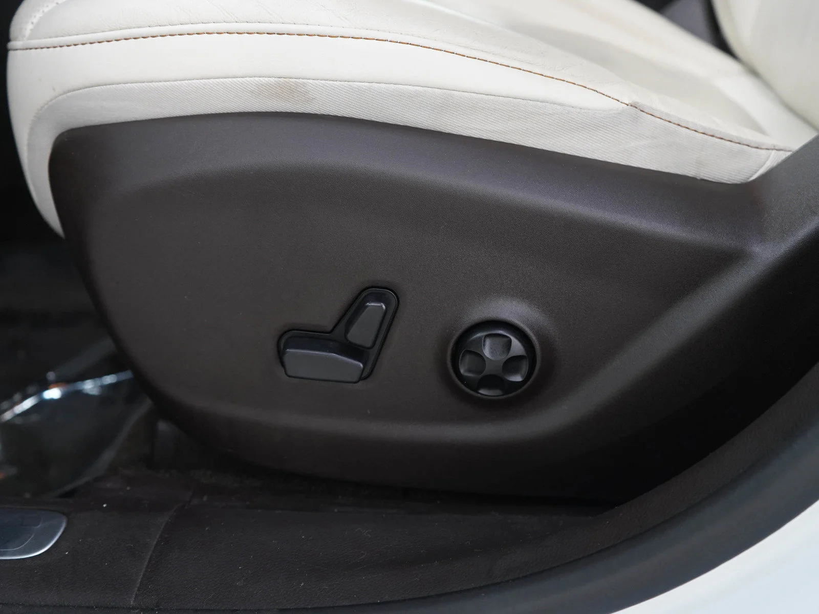 Used 2016 Bright White Clearcoat Jeep Overland image 27