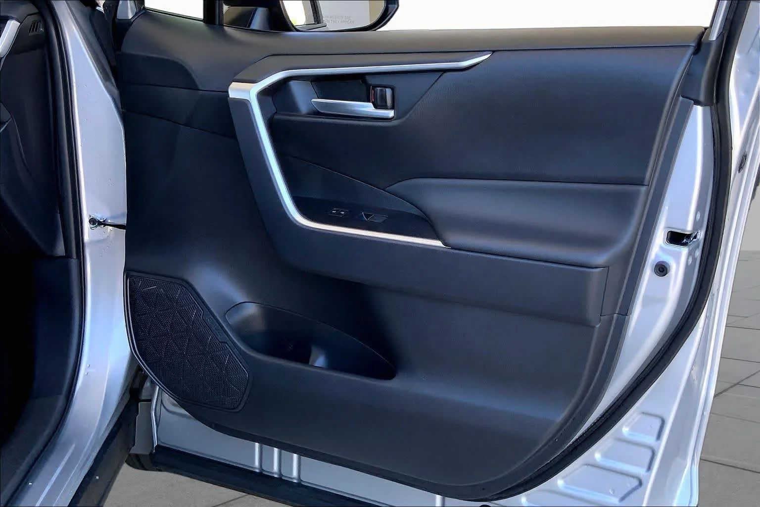 Used 2025 Silver Sky Metallic Toyota XLE image 22