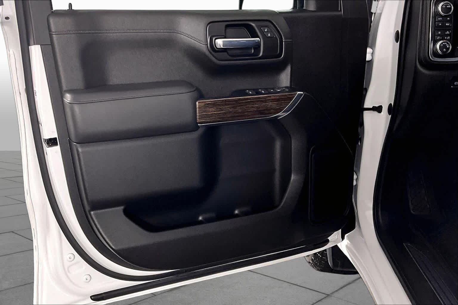 Used 2021 SUMMIT WHITE GMC Elevation image 21