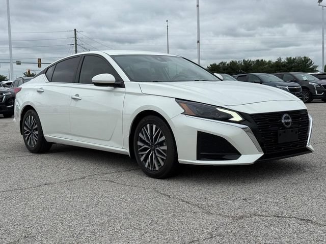 Used 2023 White Nissan SV FWD image 8