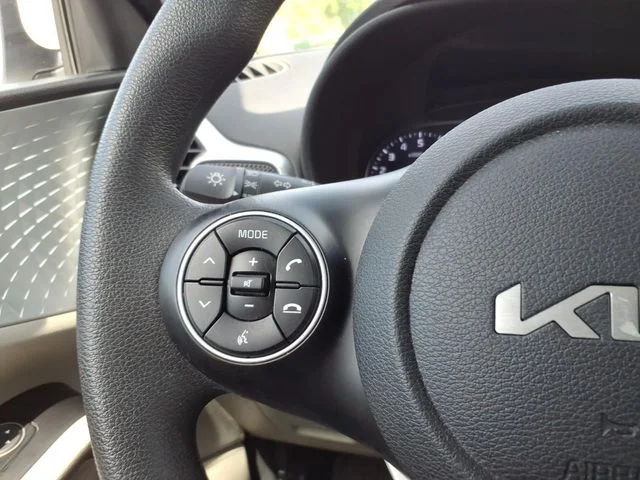 Used 2022 White Kia LX image 22
