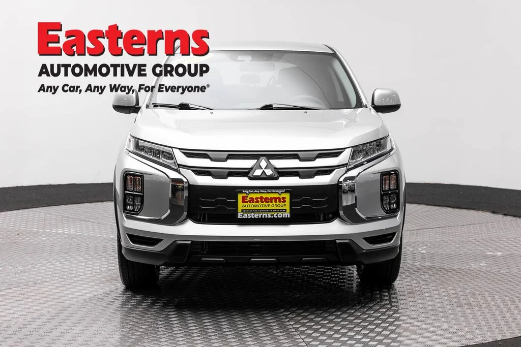 Used 2025 Silver Mitsubishi 2.0 SE image 2