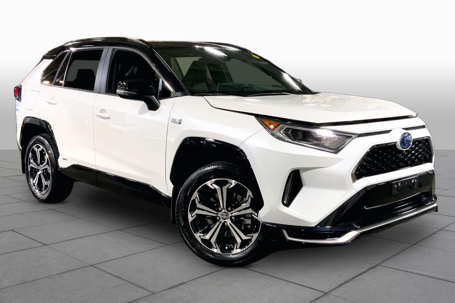 Used 2021 Blizzard Pearl w/Midnight Black Roof Toyota XSE image 3