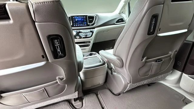 Used 2017 Gray Chrysler Touring L Plus image 20